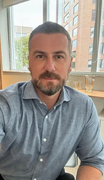 IMAGEN: cara de comprador 2 de 3 — prueba social del hero, se recorta en círculo